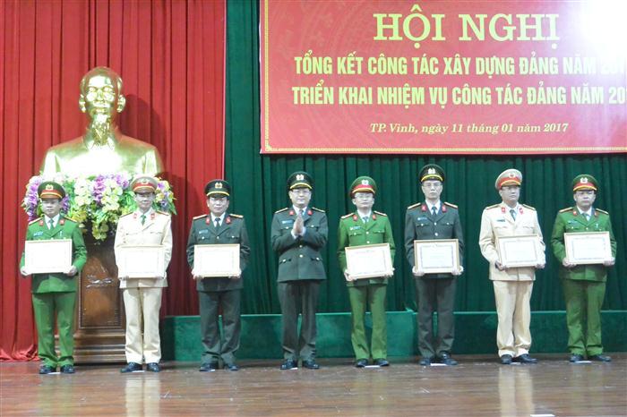 Đồng chí Đại tá Nguyễn Hữu Cầu, Ủy viên BTV Tỉnh ủy, Giám đốc Công an tỉnh, Bí thư Đảng ủy trao các danh hiệu cho các tập thể và cá nhân có thành tích xuất sắc
