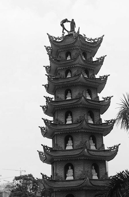 Đối tượng “ngáo đá” trèo lên tòa bảo tháp tại phường Yên Hòa, Cầu Giấy