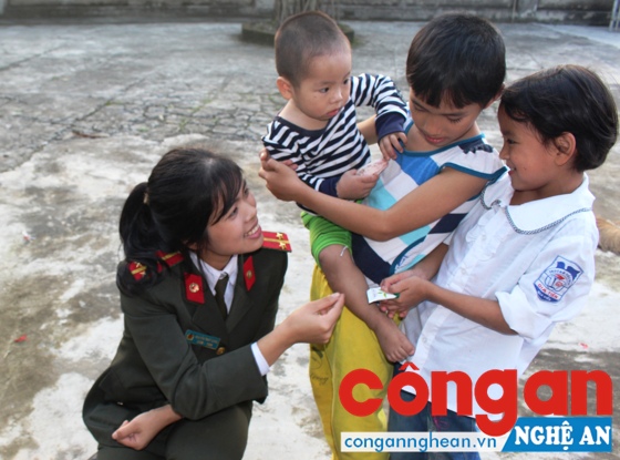 Đoàn viên Công an huyện Hưng Nguyên thường xuyên tổ chức hoạt động  hỗ trợ trẻ em giáo xứ có hoàn cảnh khó khăn trên địa bàn