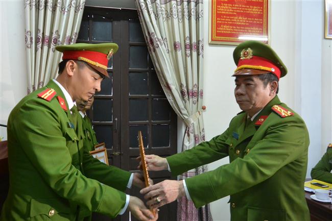 Đồng chí Đại tá Đào Hồng Lập, Phó Giám đốc Cảnh sát PC&CC tặng Giấy khen các đồng chí đạt danh hiệu Chiến sỹ thi đua cơ sở