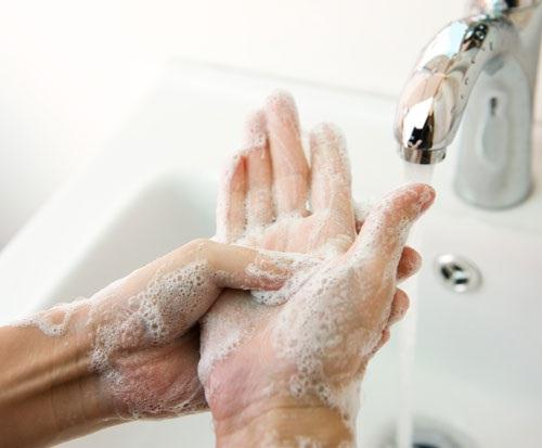 Cách tốt nhất để phòng ngừa cảm, cúm là nên vệ sinh tay thường xuyên bằng các dung dịch sát khuẩn hay xà phòng.