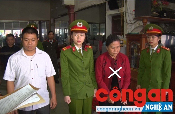 Công an huyện Con Cuông bắt giữ đối tượng Nguyễn Thị Thảo (x) về hành vi lừa đảo chiếm đoạt tài sản