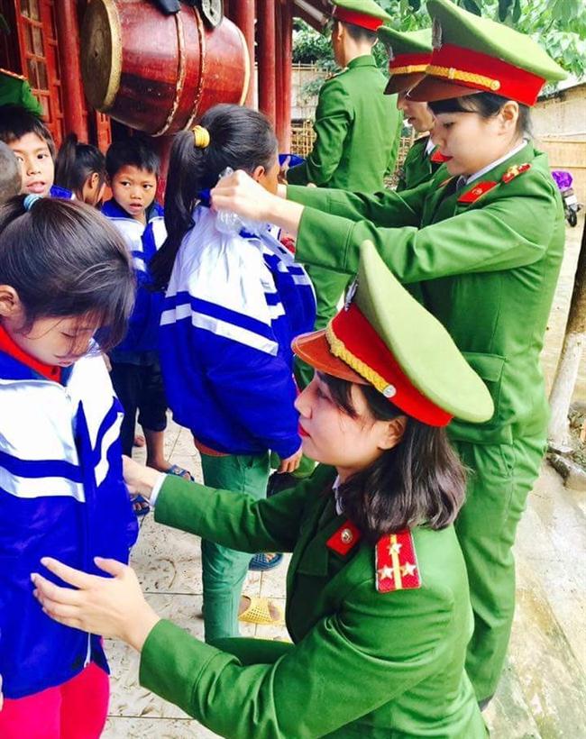 Tặng áo ấm cho các em học sinh trường tiểu học Chăm Puông thuộc xã Lượng Minh, huyện Tương Dương 