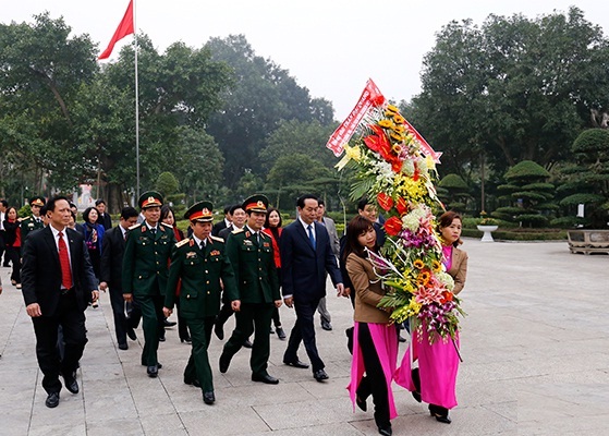 Chủ tịch nước Trần Đại Quang cùng đoàn công tác đến dâng hoa, dâng hương tại Khu Di tích Kim Liên.
