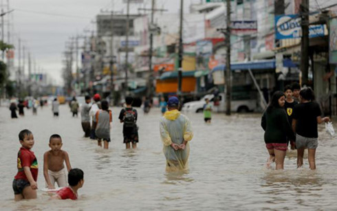 Đường phố ngập nước ở tỉnh Nakhon Si Thammarat miền Nam Thái Lan (Ảnh: Reuters)
