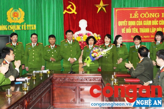 Đại tá Nguyễn Văn Đông, Trưởng phòng Cảnh sát QLHC về TTXH tặng hoa chúc mừng Đội hướng dẫn công tác Cảnh sát khu vực, Công an Phụ trách xã về ANTT