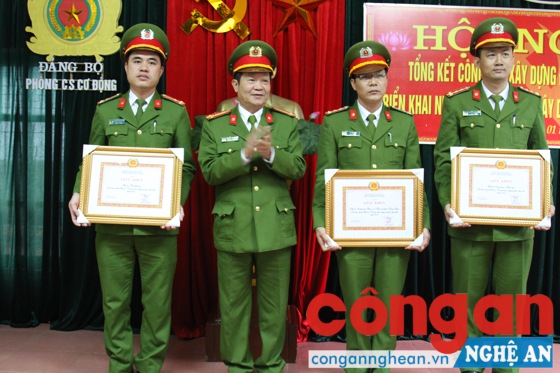 Đại tá Nguyễn Trọng Đối, Bí thư Đảng ủy, Trưởng phòng CSCĐ trao Giấy khen cho 3 chi bộ đạt tiêu chuẩn “Trong sạch, vững mạnh tiêu biểu” 2016