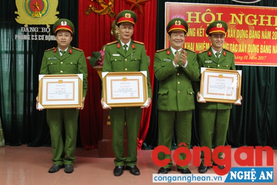 Đại tá Nguyễn Trọng Đối trao Giấy khen cho các đảng viên hoàn thành xuất sắc nhiệm vụ tiêu biểu năm 2016