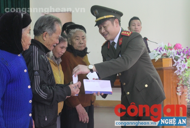 Đại úy Hoàng Lê Anh, Bí thư Đoàn thanh niên Công an Tỉnh tặng quà cho các hộ gia đình có hoàn cảnh khó khăn.