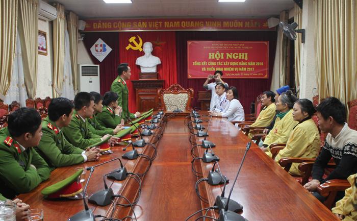 Trung tá Lê Minh Tuấn – Phó trưởng Phòng cảnh sát thi hành án hình sự và hỗ trợ tư pháp tặng quà Tết cho bệnh nhân đang điều trị tại Bệnh viện ung bướu Nghệ An