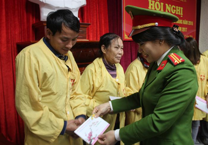 Trung tá Đặng Thị Bích Thủy thay mặt Hội phụ nữ Phòng cảnh sát thi hành án hình sự và hỗ trợ tư pháp tặng quà cho người nhà các bệnh nhân nặng.