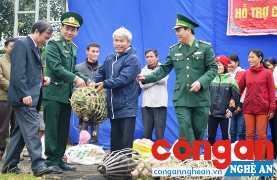 Bộ chỉ huy BĐBP Nghệ An và Hội Nông dân tỉnh trao tặng lợn giống cho các hộ nghèo xã biên giới