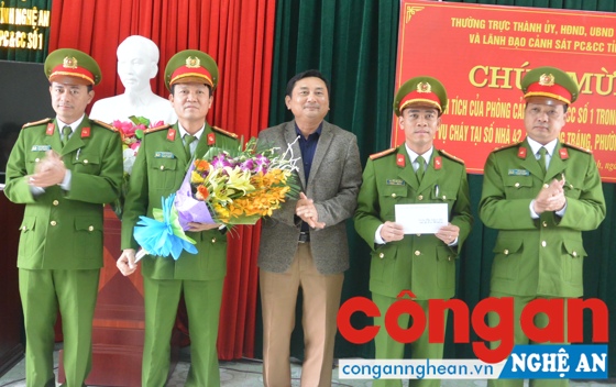 Lãnh đạo Thành ủy Vinh trao tặng 5 triệu đồng cho CBCS Phòng Cảnh sát PC&CC số 1