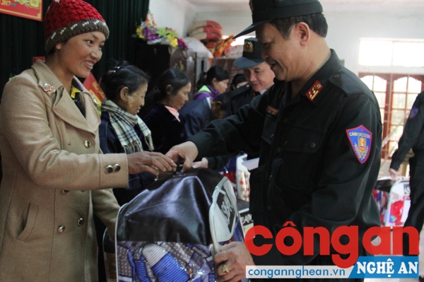 Đồng chí Đại tá Nguyễn Trọng Đối, Trưởng phòng Cảnh sát Cơ động trao quà Tết cho các hộ nghèo
