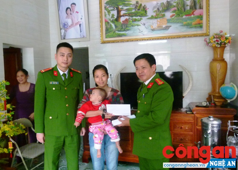 Trao quà cho gia đình đồng chí Phùng Minh Thắng, Phòng Hậu cần  kỷ thuật có con bị bệnh tim bấm sinh