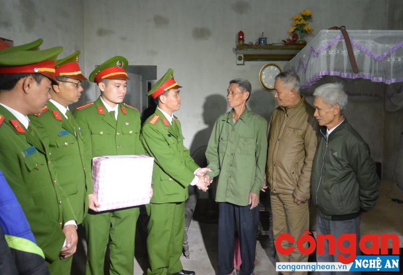 Đại diện gia đình bà Trần Thị Huyên, xóm Khánh Hậu, xã Hưng Hòa, TP Vinh nhận món quà của đơn vị