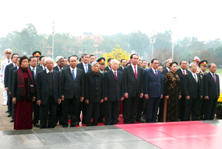 Các đồng chí lãnh đạo Đảng, Nhà nước, MTTQ Việt Nam đã tới đặt vòng hoa, vào Lăng viếng Chủ tịch Hồ Chí Minh. Ảnh: VGP/Nguyễn Hoàng