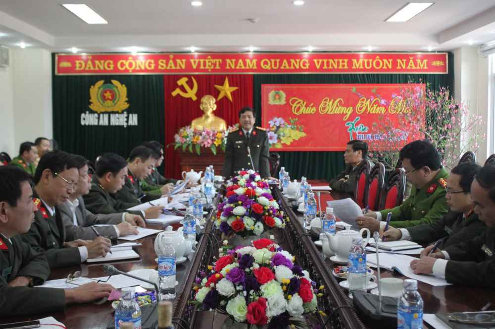 Đại tá Hồ Văn Tứ - Phó Giám đốc Công an tỉnh chủ trì buổi giao ban