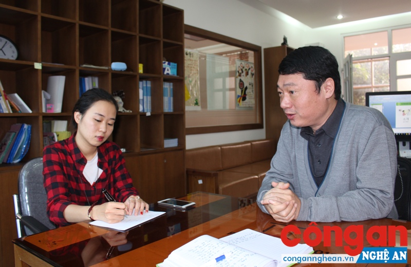 Thầy Moon Jong Ho trao đổi với phiên dịch viên về những hy vọng trong Xuân Đinh Dậu 2017