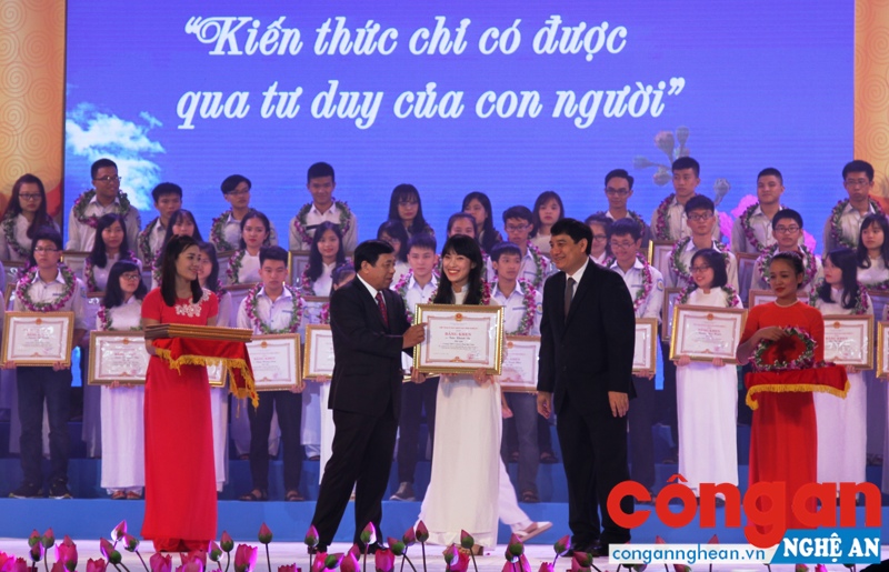 Nữ sinh Trần Khánh Vy nhận Bằng khen của lãnh đạo tỉnh Nghệ An tại lễ tuyên dương học sinh giỏi quốc gia, học sinh đỗ đại học điểm cao năm 2016 do UBND tỉnh tổ chức