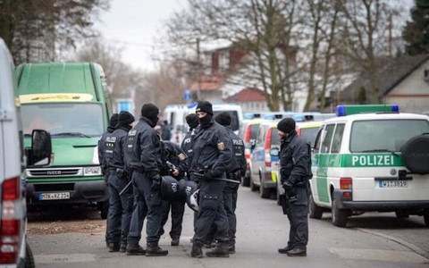 Cảnh sát Đức trong chiến dịch trấn áp tội phạm khủng bố ở bang Hesse. Ảnh: Reuters