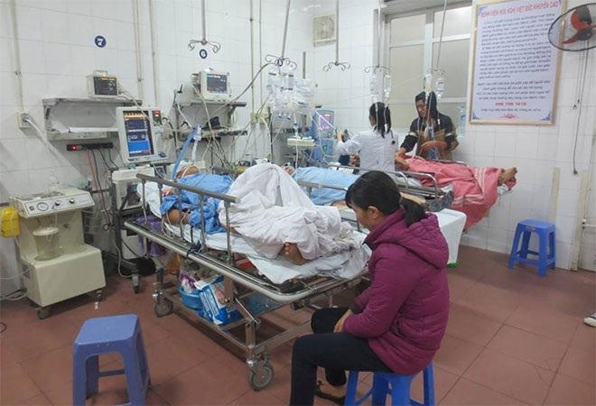Đông bệnh nhân bị TNGT nằm điều trị tại Bệnh viện Việt - Đức. Ảnh chụp chiều mùng 3 Tết.