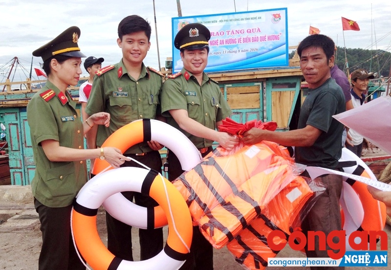 Tuổi trẻ Công an Nghệ An phối hợp với Công an TP Hà Nội trao 180 suất quà cho bà con ngư dân chịu ảnh hưởng do bão lụt và sự cố môi trường biển tại huyện Nghi Lộc và TX Cửa Lò - Ảnh: Phan Tuyết