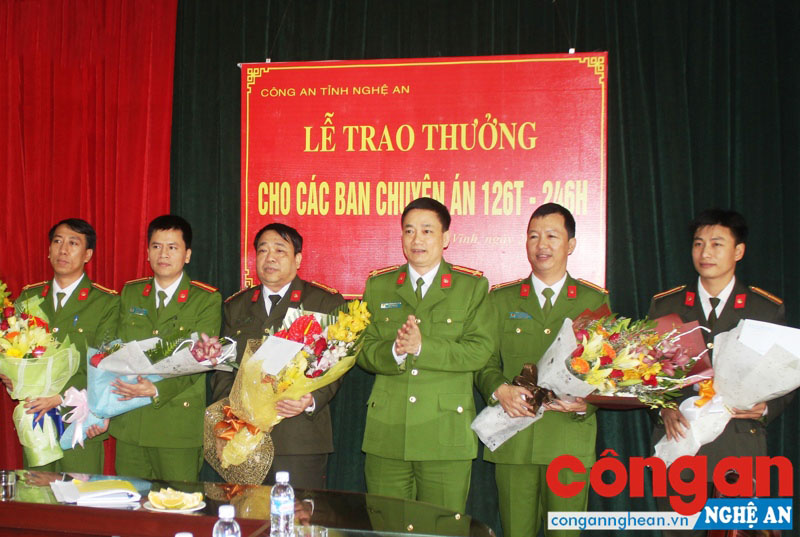 Đồng chí Đại tá Nguyễn Mạnh Hùng, Phó Giám đốc Công an tỉnh khen thưởng, tặng hoa chúc mừng phá 2 chuyên án ma túy