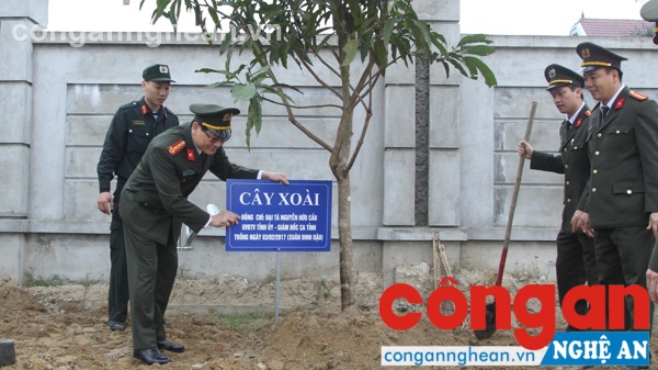 Đồng chí Đại tá Nguyễn Hữu Cầu, Giám đốc Công an tỉnh gắn biển