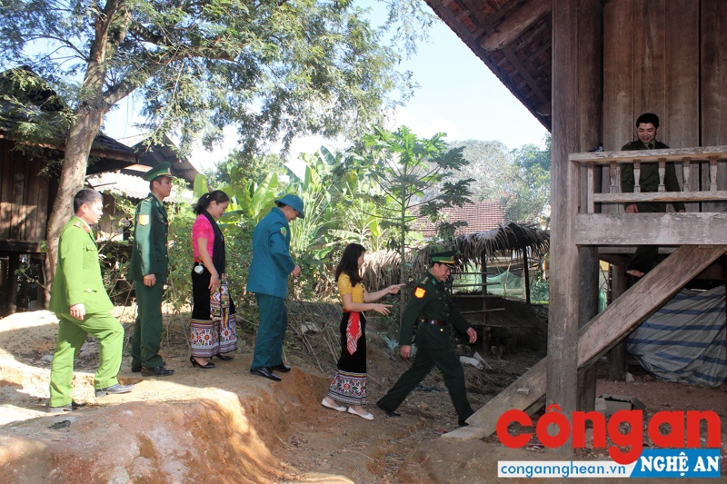 Lực lượng chức năng huyện Quế Phong đến tận bản tuyên truyền phòng, chống ma túy cho người dân trên địa bàn