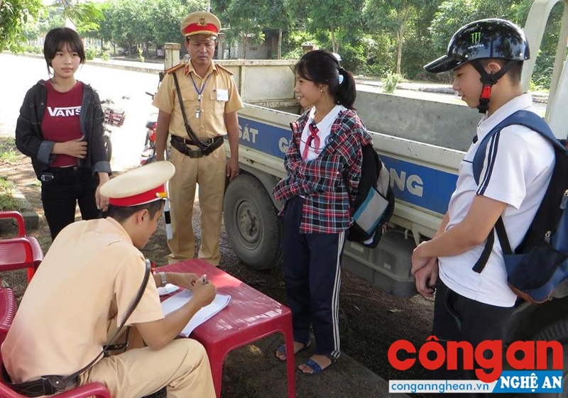 CBCS Đội CSGT Công an huyện Anh Sơn xử lý các trường hợp vi phạm Luật Giao thông đường bộ