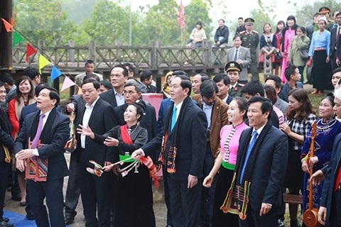 Chủ tịch nước Trần Đại Quang cùng các đại biểu chơi trò chơi dân gian cùng đồng bào.