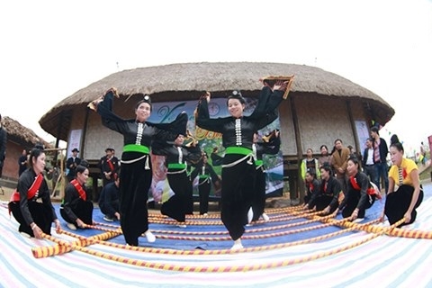 Đồng bào dân tộc Thái - Điện Biên múa sạp