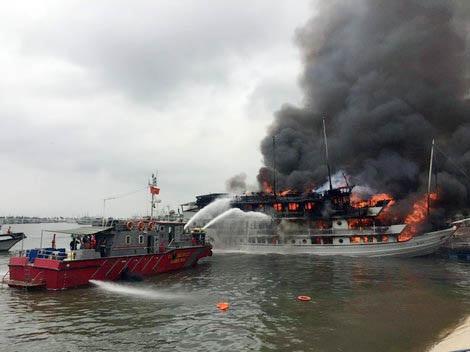 Chữa cháy tàu du lịch tại cảng Tuần Châu năm 2016