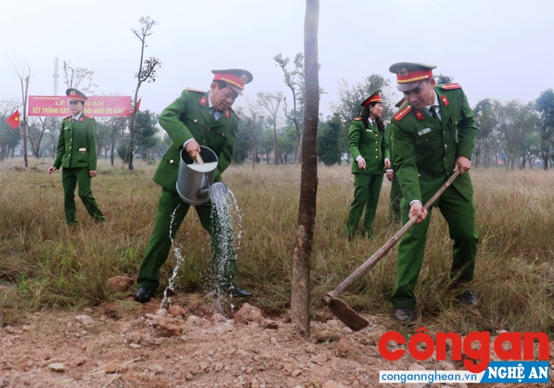 Lãnh đạo Cảnh sát PC&CC tỉnh trồng cây lưu niệm tại Khu di tích Xô Viết - Nghệ Tĩnh