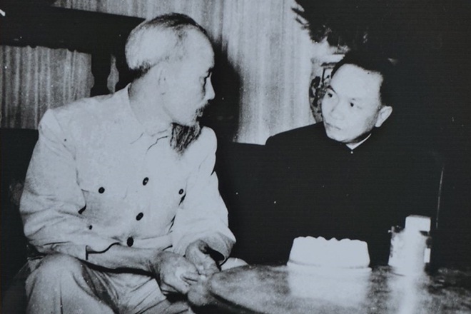 Chủ tịch Hồ Chí Minh với đồng chí Trường Chinh năm 1955. Ảnh: Báo Nhân dân
