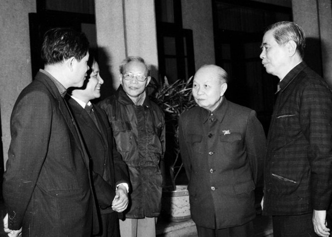 Đồng chí Trường Chinh và đồng chí Nguyễn Văn Linh trò chuyện với các thành viên trong ban soạn thảo văn kiện Đại hội VI, tháng 11-1986 - Ảnh: Xuân Lâm