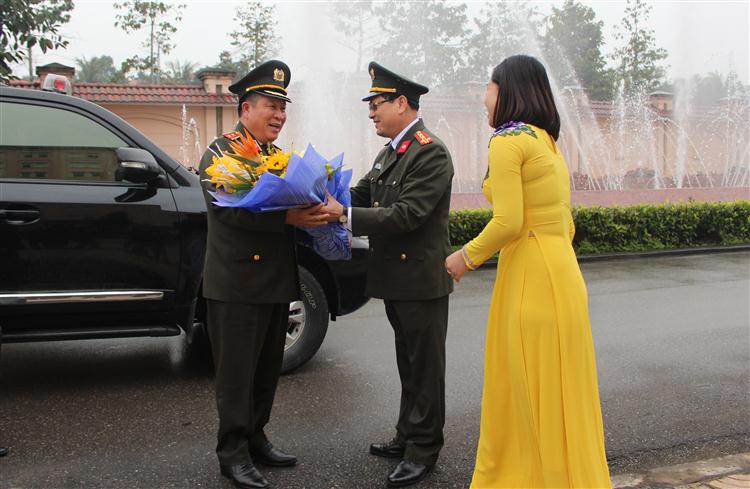 Đồng chí Đại tá Nguyễn Hữu Cầu, Giám đốc Công an tỉnh tặng hoa đồng  chí Trung tướng TS Bùi Văn Thành, Thứ trưởng Bộ Công an