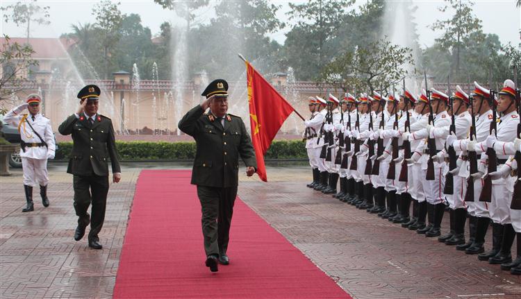 Trung tướng TS Bùi Văn Thành duyệt đội danh dự Công an tỉnh