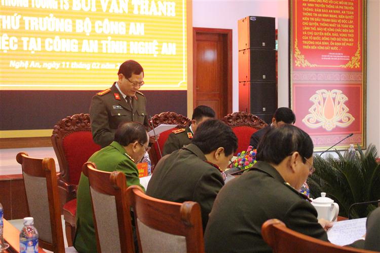 Đồng chí Đại tá Nguyễn Hữu Cầu báo cáo tóm tắt tình hình ANTT trên địa bàn.