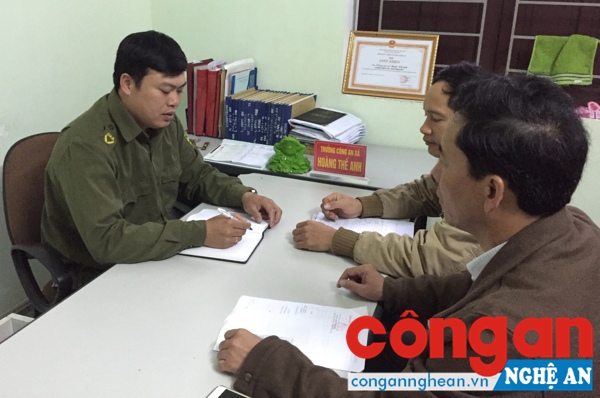 Trưởng Công an xã Nghi Khánh trao đổi với người dân về công tác đảm bảo ANTT trên địa bàn