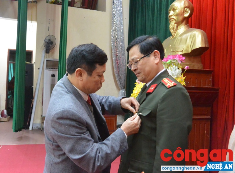 Đồng chí Đại tá Nguyễn Hữu Cầu, Giám đốc Công an tỉnh Nghệ An nhận kỷ niệm chương của Bộ nội vụ
