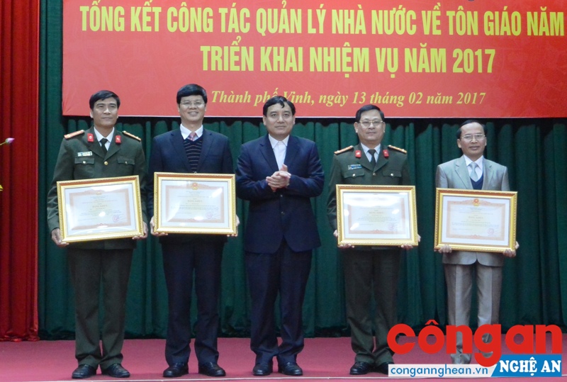 Thừa ủy quyền Thủ tướng Chính phủ, Bí thư Tỉnh ủy Nguyễn Đắc Vinh tặng Bằng khen cho 4 cá nhân có thành tích xuất sắc