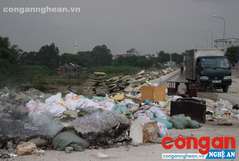 Tại TP Vinh, rác thải vẫn xả tràn lan