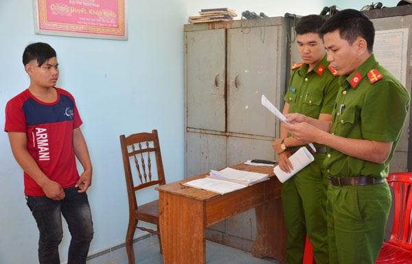 Cơ quan CSĐT Công an huyện Chư Pah (Gia Lai) thi hành lệnh bắt, tạm giam đối tượng phá rừng.