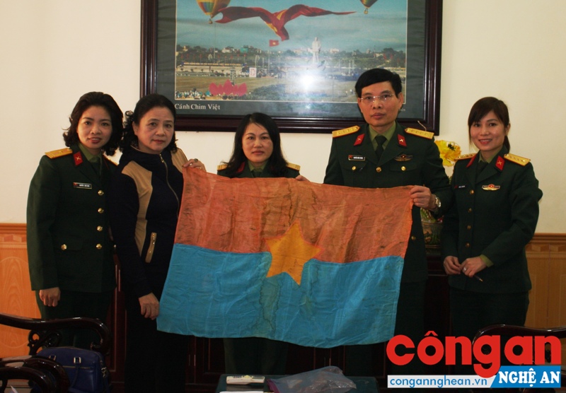 Thượng tá Nguyễn Thị Tiến (người đứng thứ 2 từ bên trái sang) bàn giao lá cờ giải phóng cho Bảo tàng Quân khu 4 cuối năm 2016