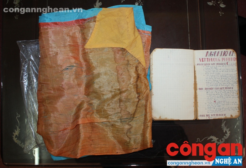  Cuốn sổ nhật ký của liệt sỹ Lê Văn Tánh và lá cờ giải phóng được ông Denver chụp lại gửi cho Thượng tá Tiến