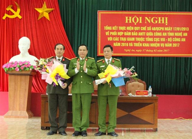 Đồng chí Đại tá Phan Đình Thành, Giám thị Trại giam số 3 tặng hoa chúc mừng sự phối hợp với các Phòng Tình báo và Phòng Cảnh sát truy nã tội phạm Công an Nghệ An
