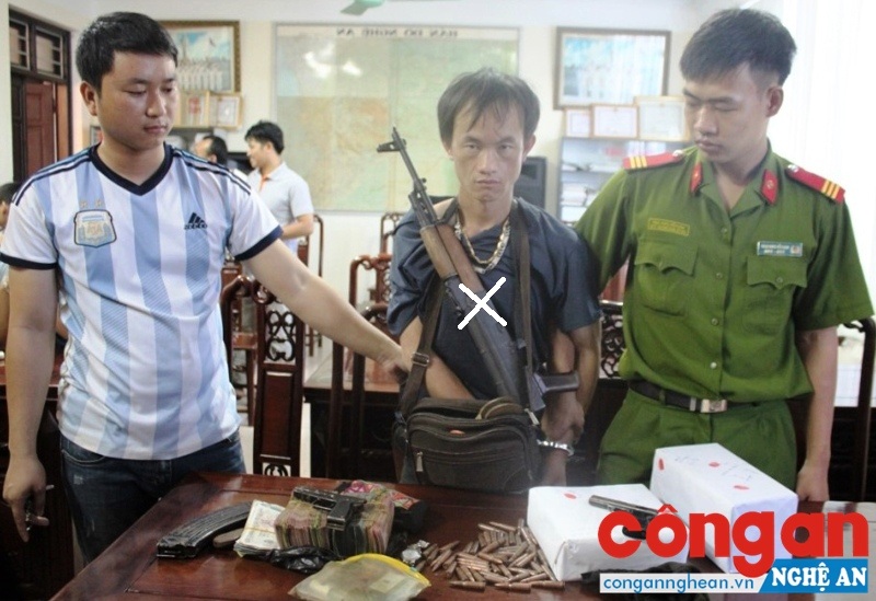 Lực lượng Cảnh sát ĐTTP về Ma túy bắt đối tượng (X) ma túy có sử dụng vũ khi “nóng” - Ảnh tư liệu