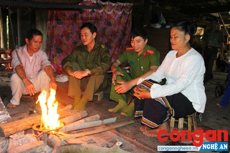Công an huyện Quế Phong tuyên truyền về phòng chống tội phạm tại xã Mường Nọc (Quế Phong)